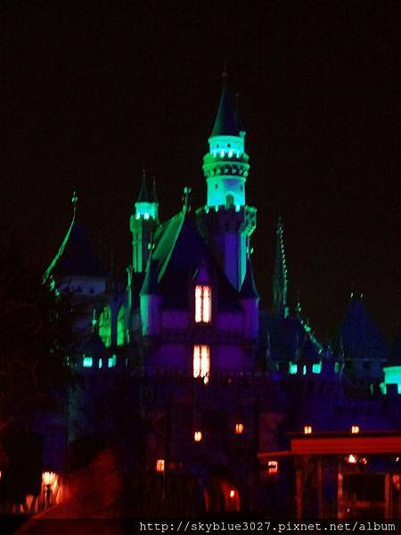 城堡打上陰森光