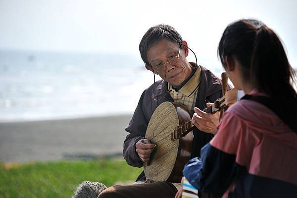 片中茂伯與芝芝雖無血緣關係卻形同父女