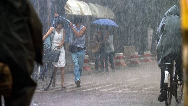 謝霆鋒2度低溫濕身擋雨4