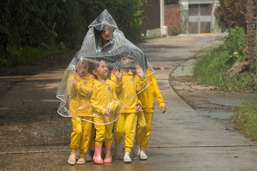 0318下雨天走鄉間小路帶五童上公共廁所1