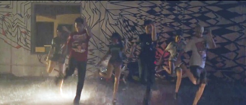 郭書瑤等人在《舞鬥》雨中勁舞 找到再次向前的力量 與《向前走》歌曲精神極為相符