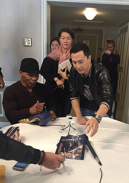 泰森甄子丹為媒體簽名.JPG 泰森甄子丹為媒體簽名.JPG
