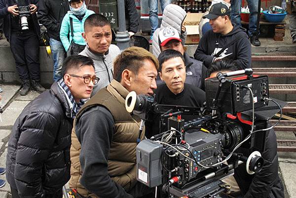導演葉偉信(左)和甄子丹在拍攝現場.jpg 導演葉偉信(左)和甄子丹在拍攝現場.jpg
