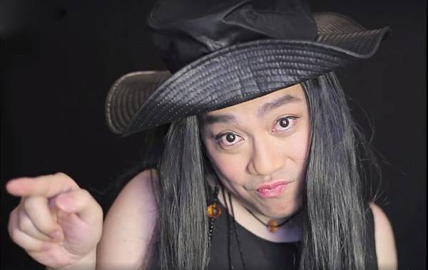 彭浩翔導演反串王馨平MV造型 神似台灣主持人蔡康永 1 (畫面截自網路).jpg 彭浩翔導演反串王馨平MV造型 神似台灣主持人蔡康永 1 (畫面截自網路).jpg