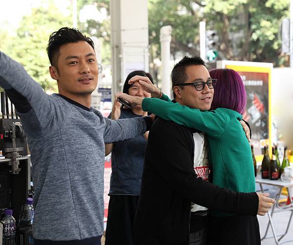 余文樂 彭浩翔導演 楊千嬅 開心擁抱1.jpg 余文樂 彭浩翔導演 楊千嬅 開心擁抱1.jpg