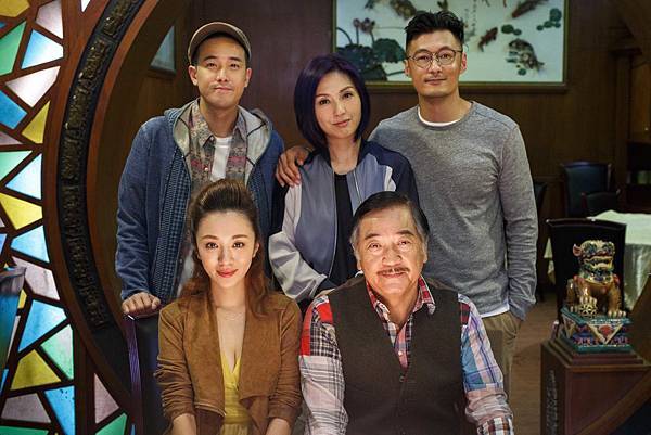 秦沛(前排右)戲中娶嫩妻.jpg 秦沛(前排右)戲中娶嫩妻.jpg