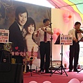 2008.11.01致宏＆欣怡婚宴(我的flute solo)  049.jpg