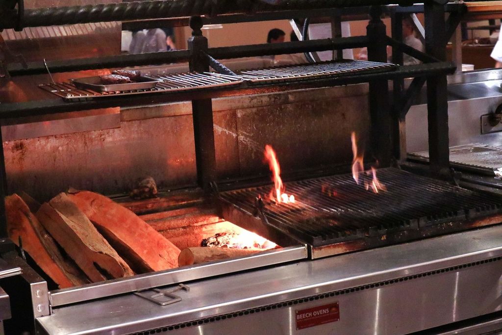 QUE原木燒烤餐廳