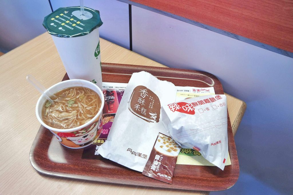 【高雄美食】丹丹漢堡橋頭店,南霸天台式混搭速食早餐店
