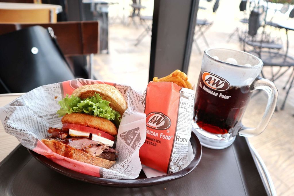 沖繩,A&W,美式漢堡,漂浮飲料,薯圈,ROOT BEER,OUTLET MALL,日本,沖繩限定,Ashibinaa Outlet