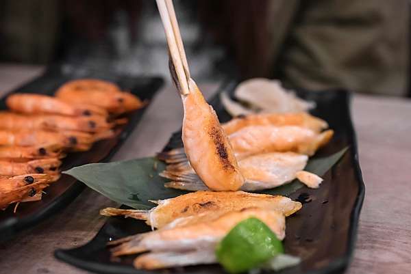 樂華夜市必吃美食 大船百元海鮮燒烤 百元起跳平價優質海鮮 尚青 女子的休假計劃 痞客邦
