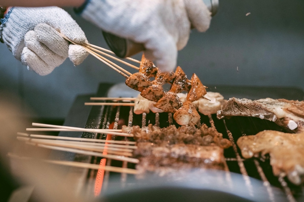 維吾爾新疆烤肉,孜然粉,碳烤串燒,台北美食,異國風味,生啤酒,安東街,台北,大安,烤肉,燒烤,炭烤,新疆烤肉,烤肉串,居酒