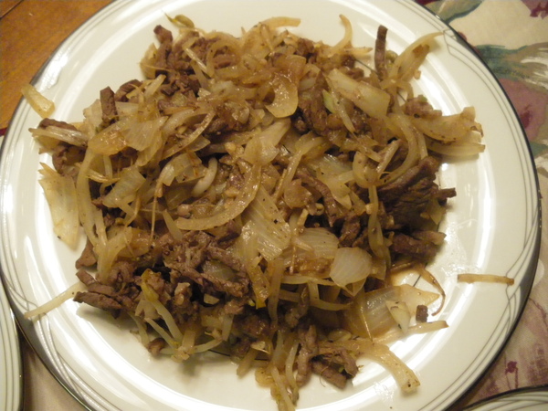 豆芽菜炒洋蔥跟牛肉