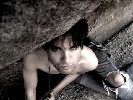 thomas-dekker-shirtless-4