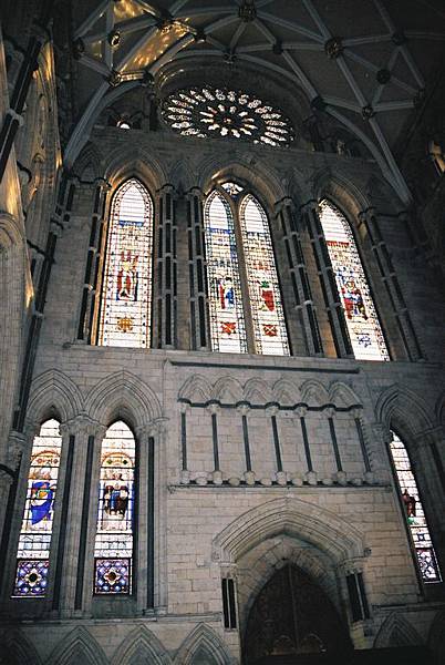 約克大教堂內的玻璃花窗