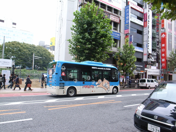 涉谷街頭看到的可愛公車~