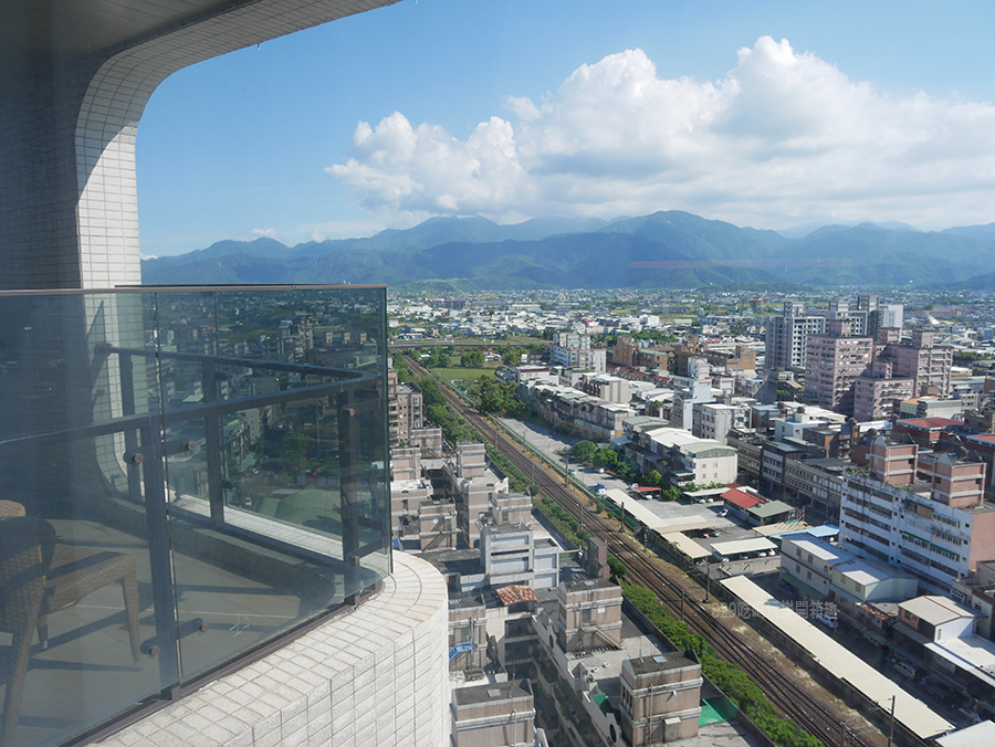 宜蘭羅東住宿】村却國際溫泉酒店｜房間內泡溫可享受蘭陽平原百萬夜景｜龜山島日出｜THE ROOF 190空中酒吧｜羅東夜市、車站只要5分鐘｜浪漫的奢華享受｜蜜月、紀念日｜宜蘭童玩星光樂園住宿 (13).png