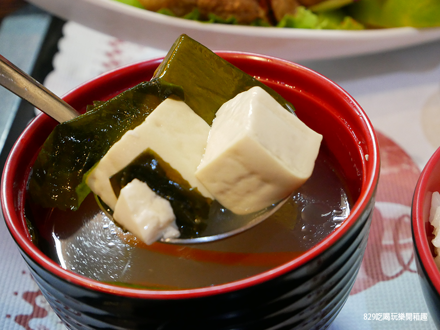 【台中北屯區】別有天地蔬食餐廳｜提供火鍋、合菜、簡餐｜1231消費滿350元可抽獎｜適合聚餐、圍爐的素食餐廳｜店外有恐龍公仔可以拍照｜鄰近台中捷運北屯總站、好市多Costco北台中店｜內附菜單 (16).png