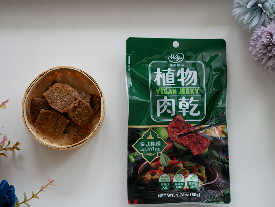 【宅配美食】HOYA弘陽食品-植物肉乾｜川味朝天椒、泰式檸檬、法式松露、韓式辣雞四種口味一次滿足｜追劇必備的零食｜年節素食禮盒推薦｜ (7).png