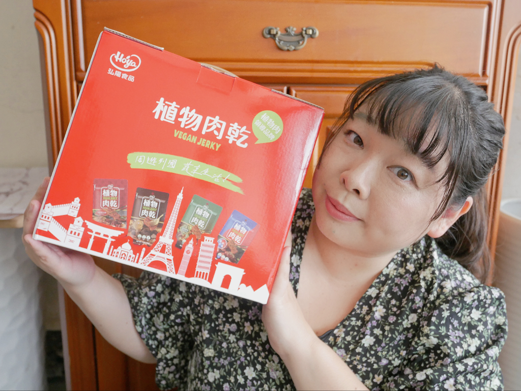 【宅配美食】HOYA弘陽食品-植物肉乾｜川味朝天椒、泰式檸檬、法式松露、韓式辣雞四種口味一次滿足｜追劇必備的零食｜年節素食禮盒推薦｜ (2).png