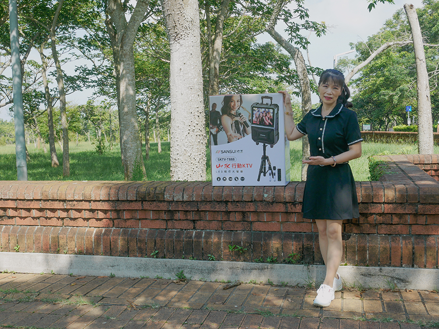 【開箱】SANSUI山水行動KTV(SKTV-T888)|15吋觸控螢幕|支援WIFI上網可用APP點歌|拉桿設計走到哪唱到哪|居家、戶外露營唱歌好幫手 (24).png 【開箱】SANSUI山水行動KTV(SKTV-T888)|15吋觸控螢幕|支援WIFI上網可用APP點歌|拉桿設計走到哪唱到哪|居家、戶外露營唱歌好幫手 (24).png