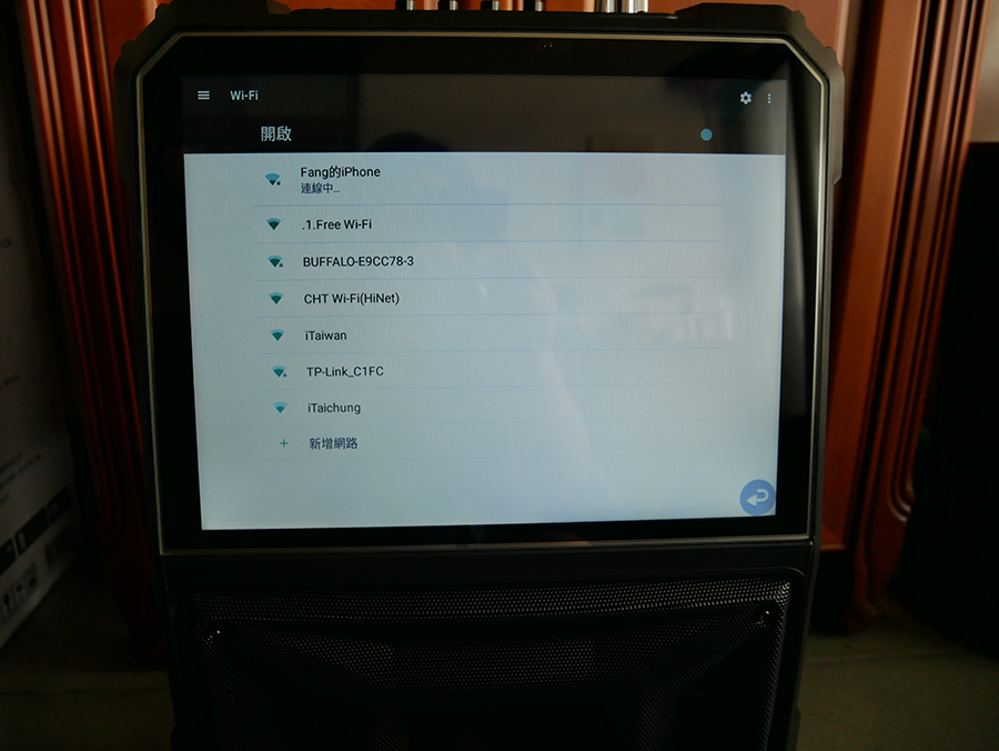 【開箱】SANSUI山水行動KTV(SKTV-T888)|15吋觸控螢幕|支援WIFI上網可用APP點歌|拉桿設計走到哪唱到哪|居家、戶外露營唱歌好幫手 (15).png 【開箱】SANSUI山水行動KTV(SKTV-T888)|15吋觸控螢幕|支援WIFI上網可用APP點歌|拉桿設計走到哪唱到哪|居家、戶外露營唱歌好幫手 (15).png