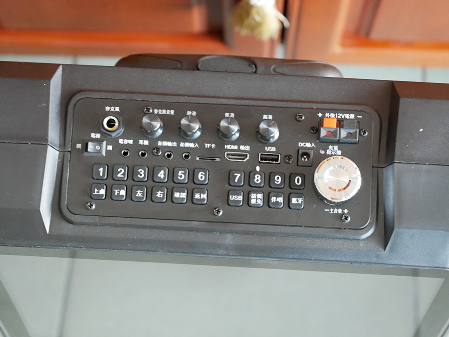 【開箱】SANSUI山水行動KTV(SKTV-T888)|15吋觸控螢幕|支援WIFI上網可用APP點歌|拉桿設計走到哪唱到哪|居家、戶外露營唱歌好幫手 (12).png 【開箱】SANSUI山水行動KTV(SKTV-T888)|15吋觸控螢幕|支援WIFI上網可用APP點歌|拉桿設計走到哪唱到哪|居家、戶外露營唱歌好幫手 (12).png