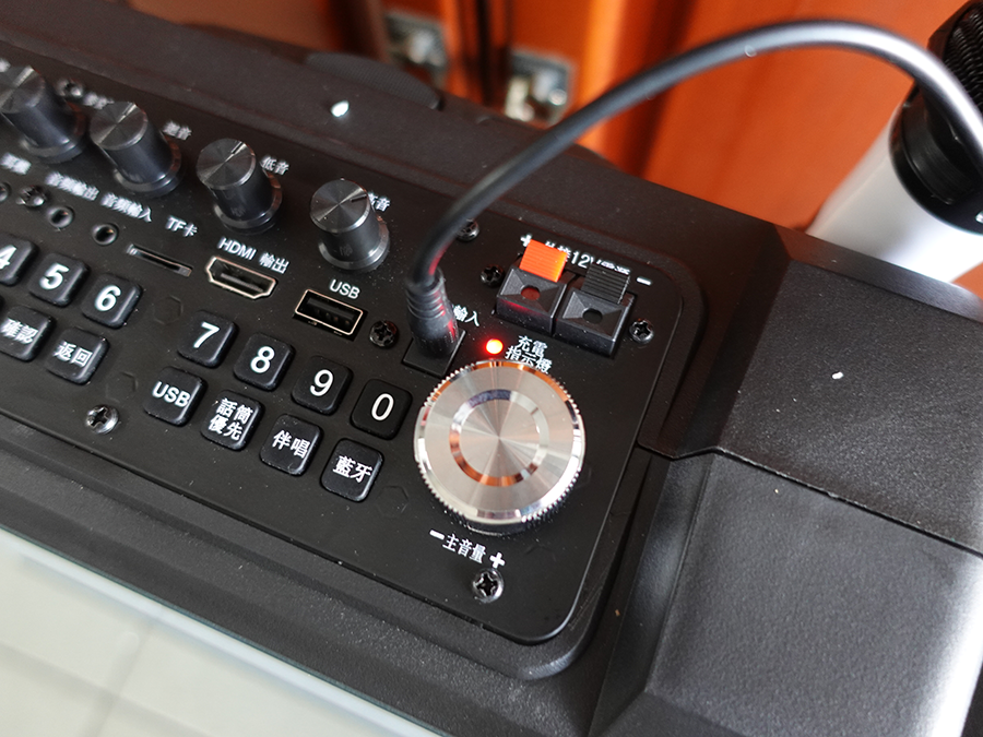 【開箱】SANSUI山水行動KTV(SKTV-T888)|15吋觸控螢幕|支援WIFI上網可用APP點歌|拉桿設計走到哪唱到哪|居家、戶外露營唱歌好幫手 (4).png 【開箱】SANSUI山水行動KTV(SKTV-T888)|15吋觸控螢幕|支援WIFI上網可用APP點歌|拉桿設計走到哪唱到哪|居家、戶外露營唱歌好幫手 (4).png