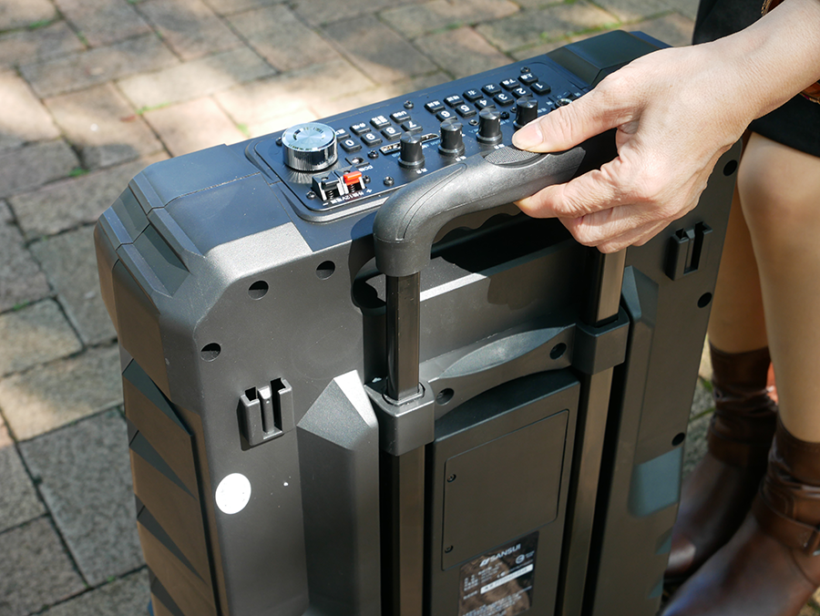 【開箱】SANSUI山水行動KTV(SKTV-T888)|15吋觸控螢幕|支援WIFI上網可用APP點歌|拉桿設計走到哪唱到哪|居家、戶外露營唱歌好幫手 (16).png 【開箱】SANSUI山水行動KTV(SKTV-T888)|15吋觸控螢幕|支援WIFI上網可用APP點歌|拉桿設計走到哪唱到哪|居家、戶外露營唱歌好幫手 (16).png