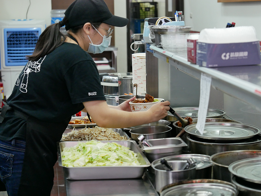 【台中西屯區深夜美食】老店第三代的鹿港洪爌肉飯大墩店｜便當有6種配菜十分豐富｜還有舒肥雞胸肉補充蛋白質的好選擇｜從下午茶時間一路賣到宵夜｜foodpanda、Ubereats外送 (7).png