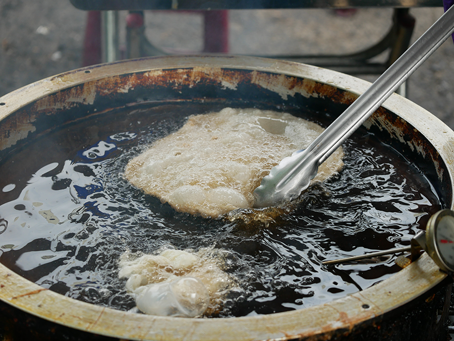 【嘉義民雄超人氣排隊美食】偉仔炸蛋蔥油餅｜大口咬爆蛋汁超過癮｜酥脆的蔥油餅加上鹹香的醬汁｜銅板價下午茶點心 (4).png