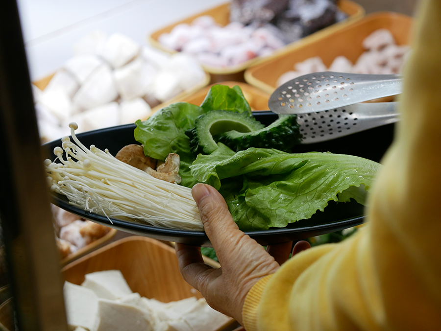 【南投美食】超人氣排隊名店肉多多 大變身｜肉多多火鍋草屯太平店｜70種自助吧吃到飽｜加入會員與拍照打卡再送肉｜ (13).png