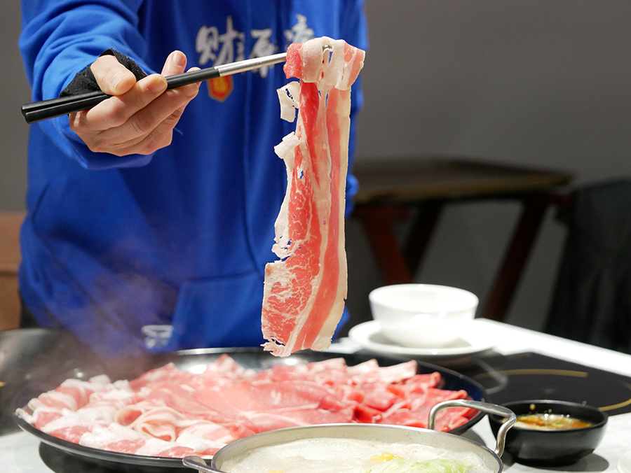 【南投美食】超人氣排隊名店肉多多 大變身｜肉多多火鍋草屯太平店｜70種自助吧吃到飽｜加入會員與拍照打卡再送肉｜ (26).png