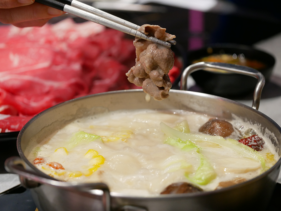 【南投美食】超人氣排隊名店肉多多 大變身｜肉多多火鍋草屯太平店｜70種自助吧吃到飽｜加入會員與拍照打卡再送肉｜ (25).png