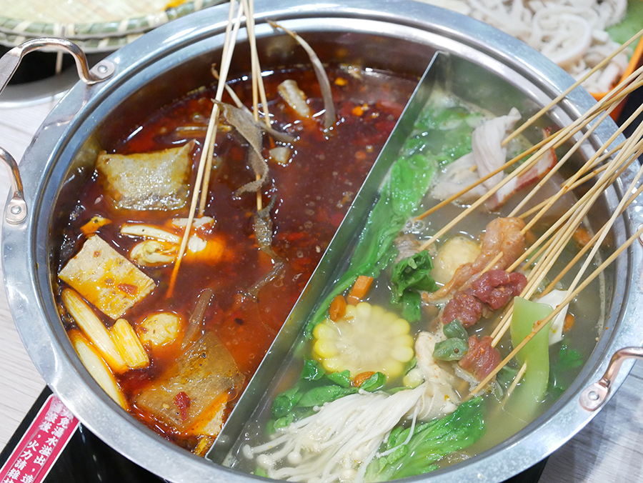 【台中中科美食推薦】餉串串｜ 一串只要10元！正宗川味麻辣串串鍋、麻辣牛油鍋底越煮越涮嘴｜好友聚餐首選 (1).png