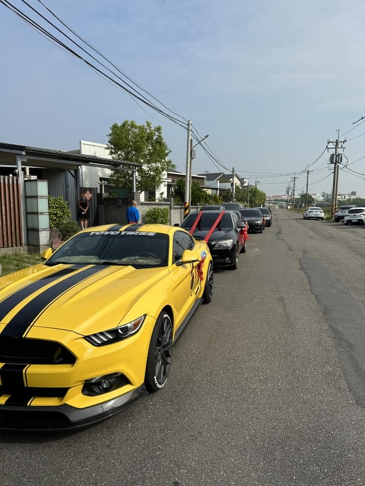 【台中結婚禮車出租】羅曼蒂克結婚禮車｜BMW、賓士、法拉利結、瑪莎拉蒂超跑多種車款選擇｜客製化車頭綵、星光紅地毯、不收司機禮還可以刷卡分期｜專業服務完成新人夢想又氣派的婚禮 (4).jpg