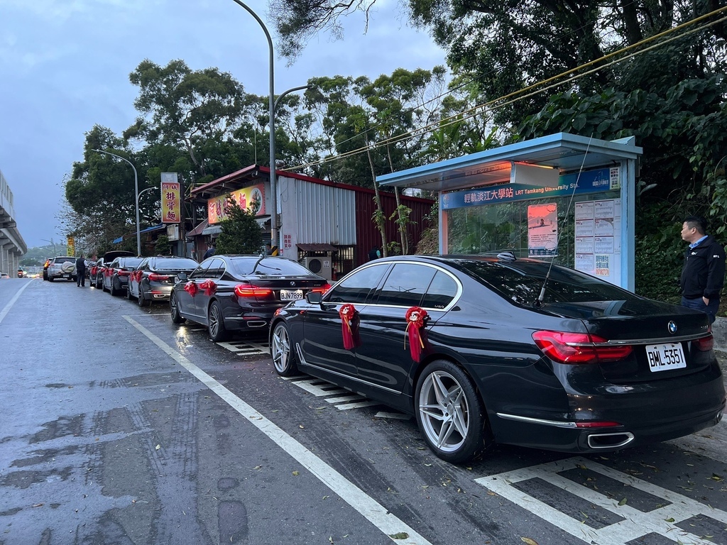 【台中結婚禮車出租】羅曼蒂克結婚禮車｜BMW、賓士、法拉利結、瑪莎拉蒂超跑多種車款選擇｜客製化車頭綵、星光紅地毯、不收司機禮還可以刷卡分期｜專業服務完成新人夢想又氣派的婚禮 (15).jpg