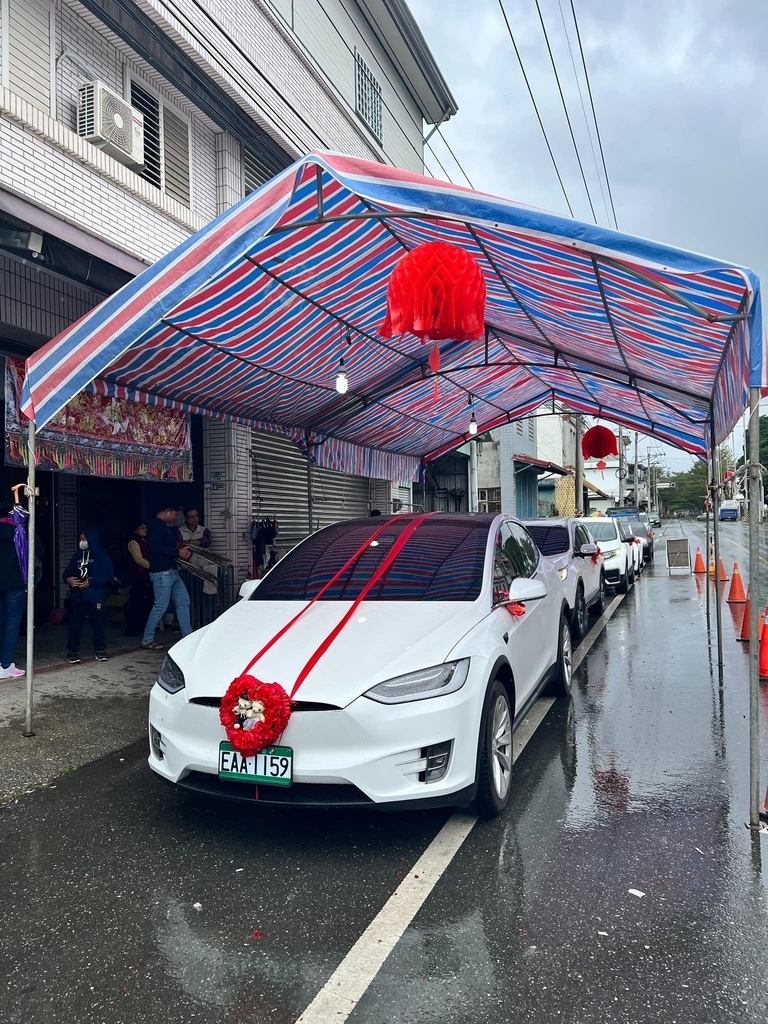 【台中結婚禮車出租】羅曼蒂克結婚禮車｜BMW、賓士、法拉利結、瑪莎拉蒂超跑多種車款選擇｜客製化車頭綵、星光紅地毯、不收司機禮還可以刷卡分期｜專業服務完成新人夢想又氣派的婚禮 (6).jpg