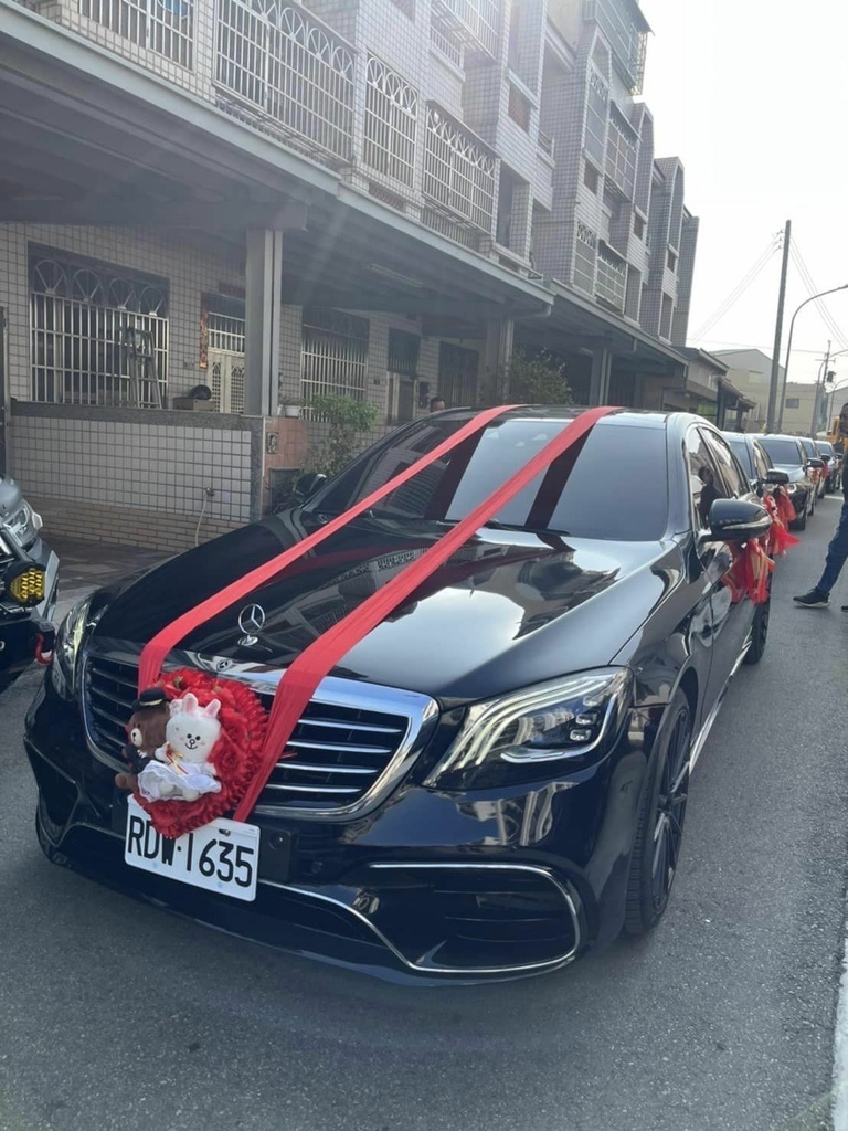 【台中結婚禮車出租】羅曼蒂克結婚禮車｜BMW、賓士、法拉利結、瑪莎拉蒂超跑多種車款選擇｜客製化車頭綵、星光紅地毯、不收司機禮還可以刷卡分期｜專業服務完成新人夢想又氣派的婚禮 (8).jpg