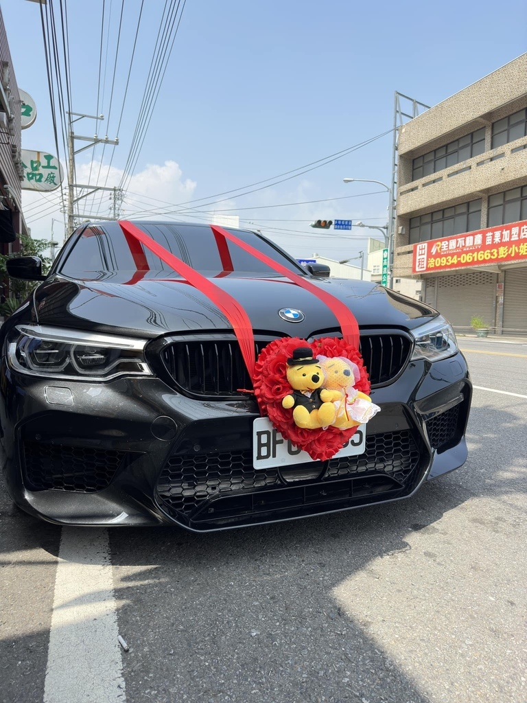 【台中結婚禮車出租】羅曼蒂克結婚禮車｜BMW、賓士、法拉利結、瑪莎拉蒂超跑多種車款選擇｜客製化車頭綵、星光紅地毯、不收司機禮還可以刷卡分期｜專業服務完成新人夢想又氣派的婚禮 (13).jpg