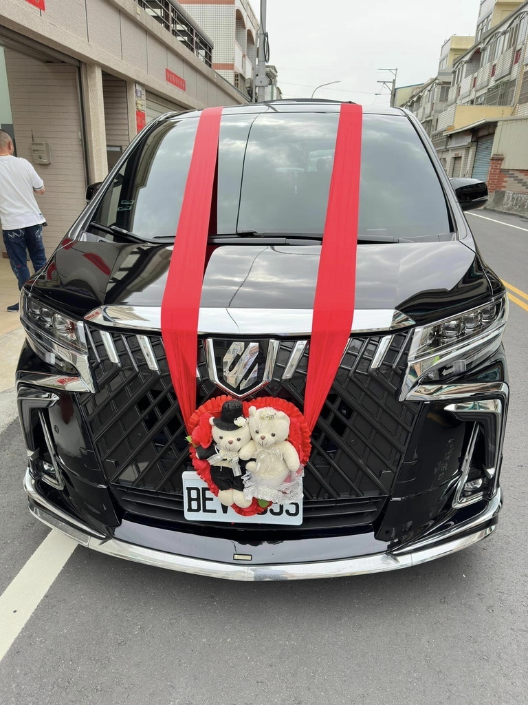 【台中結婚禮車出租】羅曼蒂克結婚禮車｜BMW、賓士、法拉利結、瑪莎拉蒂超跑多種車款選擇｜客製化車頭綵、星光紅地毯、不收司機禮還可以刷卡分期｜專業服務完成新人夢想又氣派的婚禮 (14).jpg