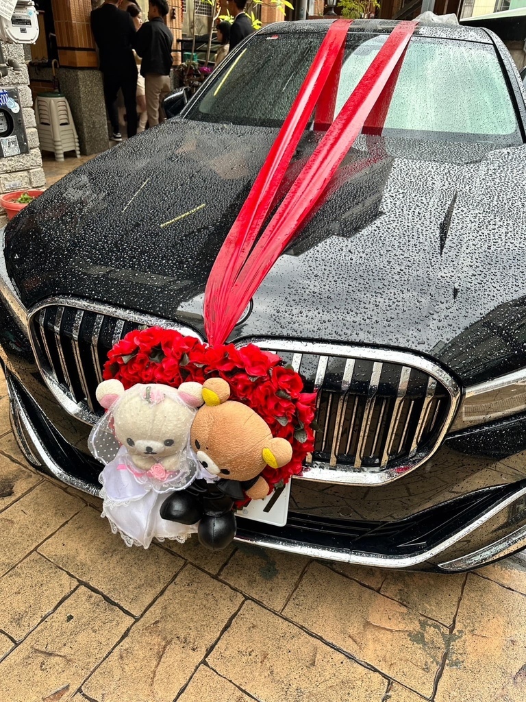 【台中結婚禮車出租】羅曼蒂克結婚禮車｜BMW、賓士、法拉利結、瑪莎拉蒂超跑多種車款選擇｜客製化車頭綵、星光紅地毯、不收司機禮還可以刷卡分期｜專業服務完成新人夢想又氣派的婚禮 (9).jpg