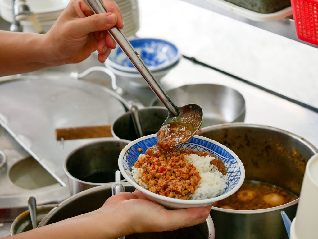 【台中北屯捷運美食】劉漣麵｜招牌三色飯皮蛋尬辣肉醬與經典肉燥的全新組合 三種口味一次滿足!｜昌平路商圈高CP 值銅板美食！特色皮蛋料理多樣選擇 (5).jpg