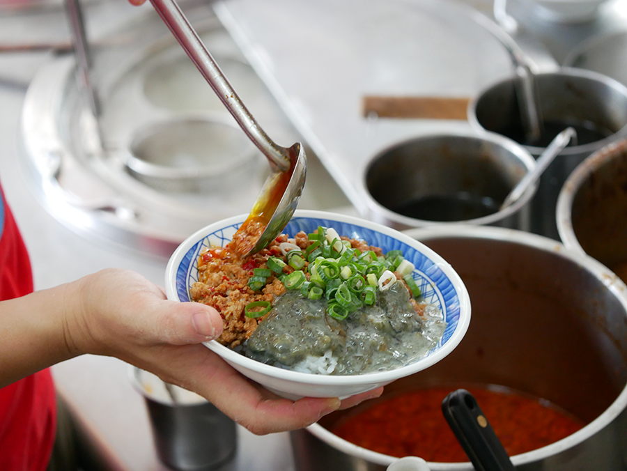 【台中北屯捷運美食】劉漣麵｜招牌三色飯皮蛋尬辣肉醬與經典肉燥的全新組合 三種口味一次滿足!｜昌平路商圈高CP 值銅板美食！特色皮蛋料理多樣選擇 (14).png