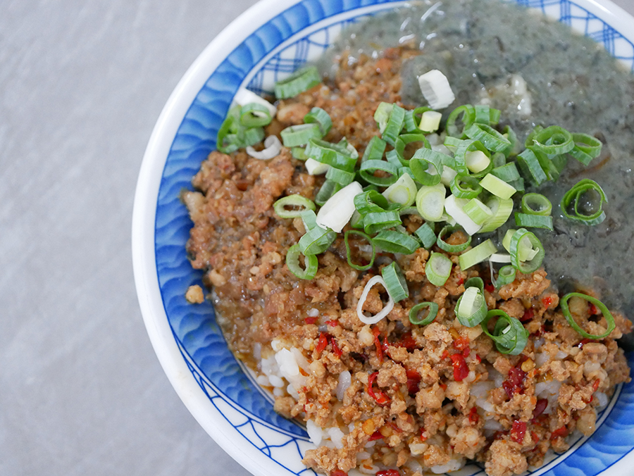 【台中北屯捷運美食】劉漣麵｜招牌三色飯皮蛋尬辣肉醬與經典肉燥的全新組合 三種口味一次滿足!｜昌平路商圈高CP 值銅板美食！特色皮蛋料理多樣選擇 (17).png