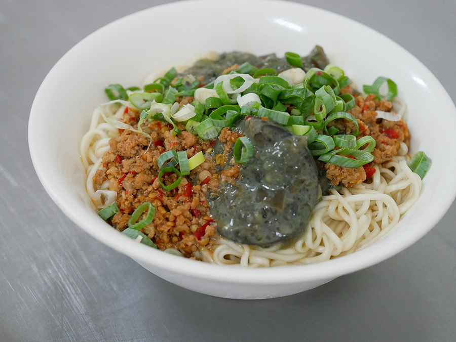 【台中北屯捷運美食】劉漣麵｜招牌三色飯皮蛋尬辣肉醬與經典肉燥的全新組合 三種口味一次滿足!｜昌平路商圈高CP 值銅板美食！特色皮蛋料理多樣選擇 (20).png