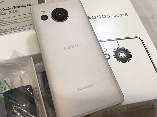 [開箱]輕手機推薦SHARP。自拍隨意點 AQUOS sen