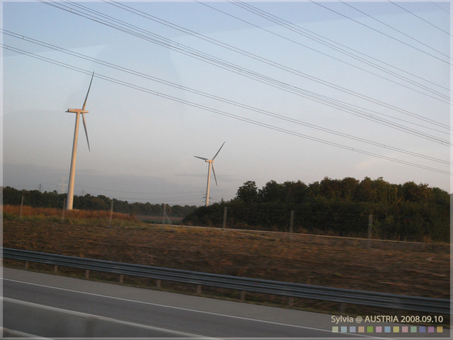天色慢慢的比較亮了~沿途有些風車，雖然台灣也有。.jpg - 2008.09維也納自由行