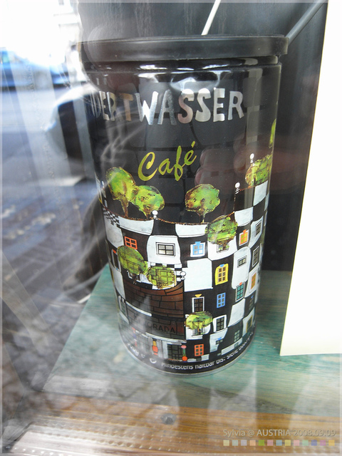 以百水公寓為包裝設計的咖啡罐.jpg - 2008.09維也納自由行