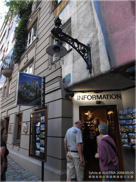 旁邊是一個賣明信片、書籍及相關紀念品的小店.jpg - 2008.09維也納自由行